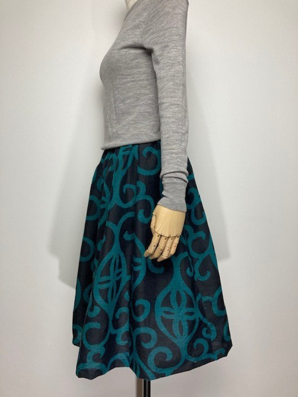 【着物リメイク】タック＆ギャザースカート/濃紺地にグリーン抽象柄 2枚目の画像