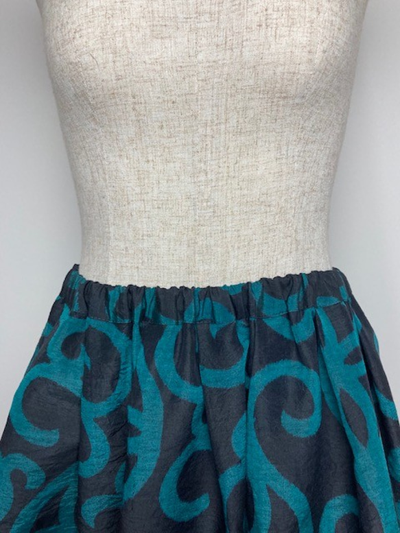 【着物リメイク】タック＆ギャザースカート/濃紺地にグリーン抽象柄 4枚目の画像