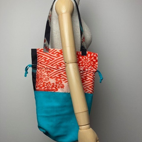 着物・襦袢リメイク】巾着トートバッグ/ブルー綿・オフ白×赤・紺銘仙