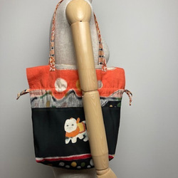 【着物・帯・襦袢リメイク】巾着トートバッグ/黒字に狛犬・オレンジ銘仙ドット 3枚目の画像