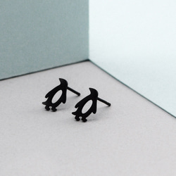 【ミニメントミニ】ミニペンギンスチールイヤリング-ブラック 1枚目の画像