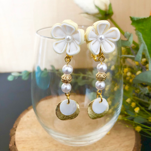 つまみ細工】アベリアのシェルイヤリング イヤリング