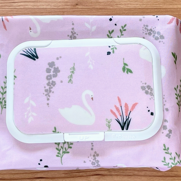 ラミネートのおしりふきポーチ　フローラルスワン　白鳥　ピンク　デコレクションズ　除菌シート　おしりふきケース 3枚目の画像