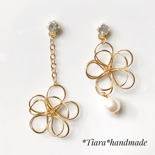 ワイヤーフラワーとパールのアシメピアス ピアス（その他 