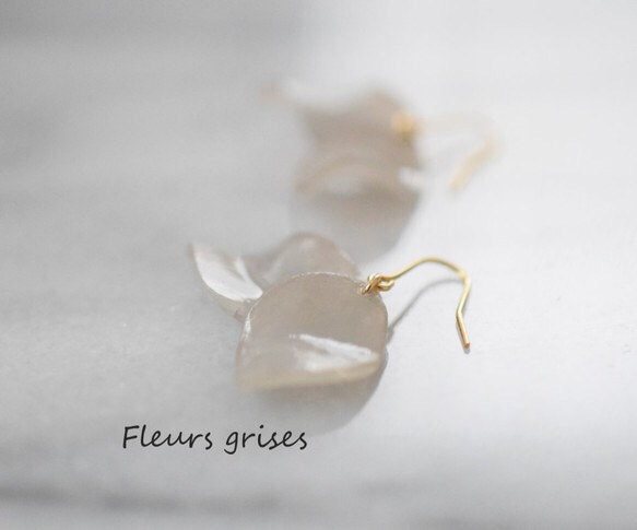 Fleur gris　グレーの花のピアス 1枚目の画像