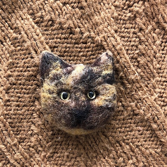 羊毛フェルトの猫のブローチ 1枚目の画像