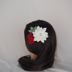 つまみ細工☆白い大輪花とバラ（ヘアコーム） 4枚目の画像