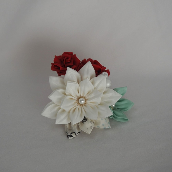 つまみ細工☆華やかな白い大輪花とバラのコサージュ／髪飾り 1枚目の画像