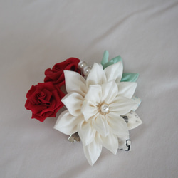 つまみ細工☆華やかな白い大輪花とバラのコサージュ／髪飾り 5枚目の画像