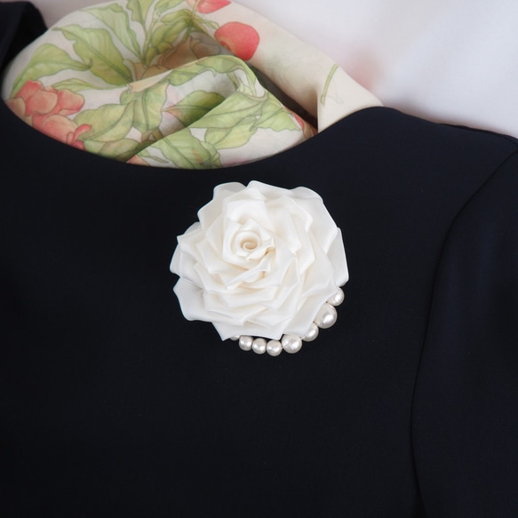 つまみ細工・白薔薇とコットンパールのコサージュ／髪飾り 1枚目の画像