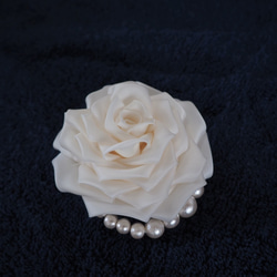 つまみ細工・白薔薇とコットンパールのコサージュ／髪飾り 2枚目の画像