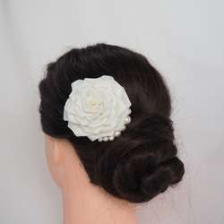 つまみ細工・白薔薇とコットンパールのコサージュ／髪飾り 3枚目の画像