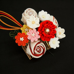 赤い花と玉薔薇のコーム＆Uピンの髪飾り 4枚目の画像