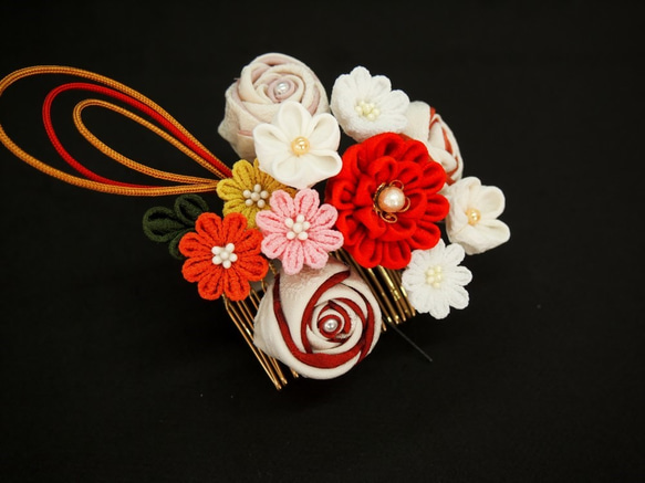 赤い花と玉薔薇のコーム＆Uピンの髪飾り 4枚目の画像