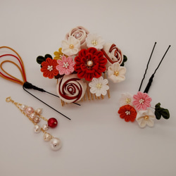 赤い花と玉薔薇のコーム＆Uピンの髪飾り 5枚目の画像