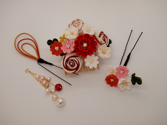 赤い花と玉薔薇のコーム＆Uピンの髪飾り 5枚目の画像