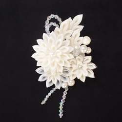 つまみ細工・輝く白い花々ーコサージュ＆髪飾り 4枚目の画像