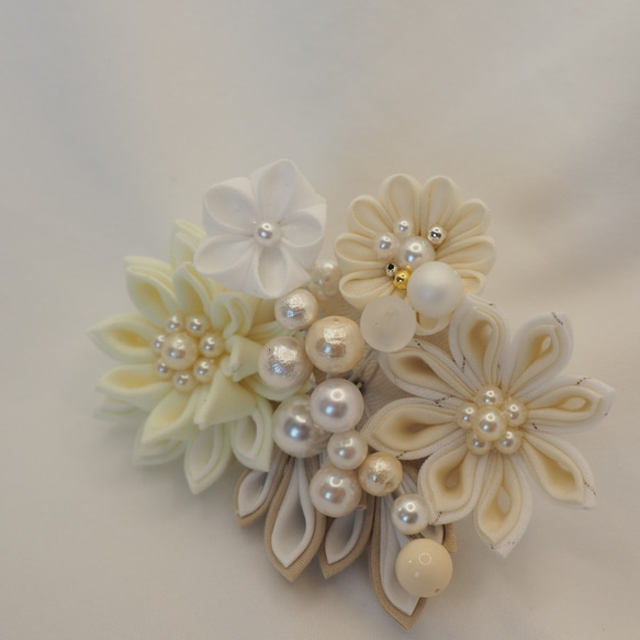 つまみ細工☆白い花々のコサージュor髪飾り 3枚目の画像