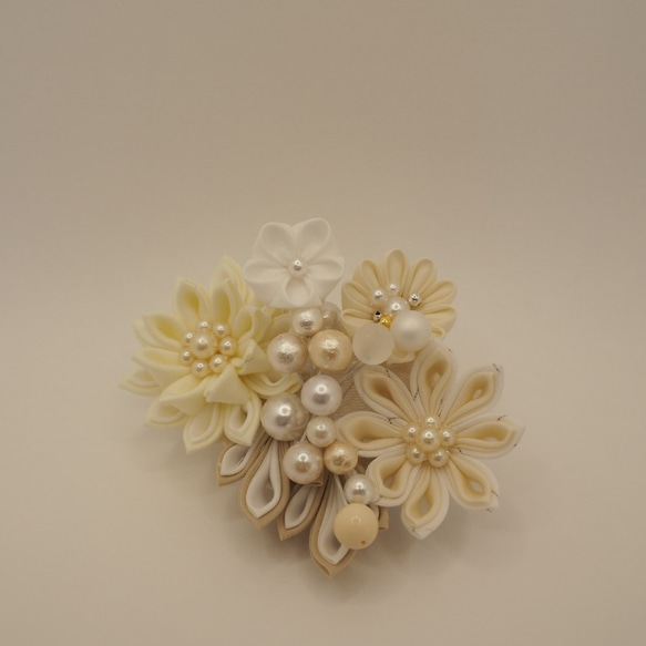 つまみ細工☆白い花々のコサージュor髪飾り 5枚目の画像