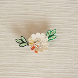 【つまみ細工】ひな菊・葉っぱ付きのブローチ（白） 2枚目の画像