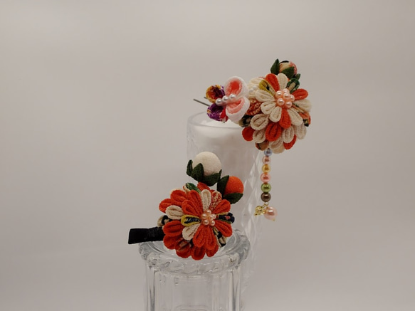 つまみ細工☆ポンポン菊と蝶々の簪＆ヘアクリップ・橙 2枚目の画像