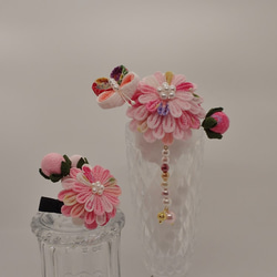 つまみ細工☆ポンポン菊と蝶々の簪＆ヘアクリップ・ピンク 1枚目の画像