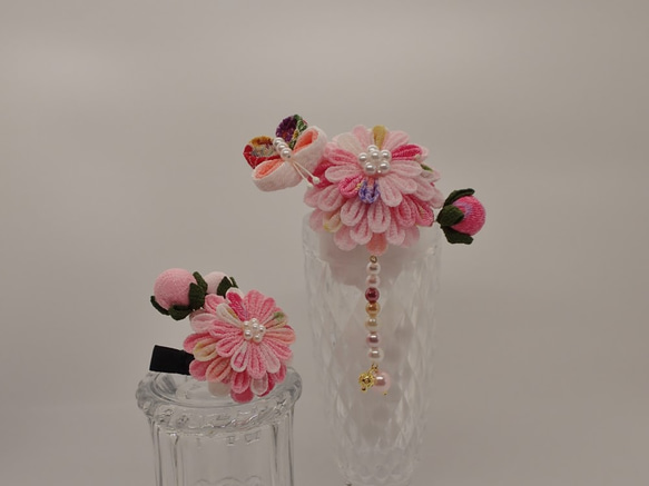 つまみ細工☆ポンポン菊と蝶々の簪＆ヘアクリップ・ピンク 1枚目の画像