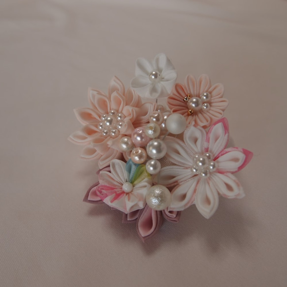 つまみ細工☆淡いピンクの花々／コサージュor髪飾り 4枚目の画像