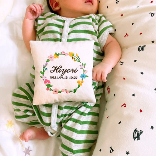 お花の枠】赤ちゃんの命名刺繍ミニクッション ニューボーンフォト 命名