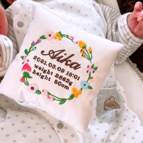 【お花の枠】赤ちゃんの命名刺繍ミニクッション 出産祝い 命名書 命名 名入れ オーダーメイド 6枚目の画像