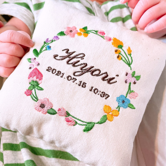 【お花の枠】赤ちゃんの命名刺繍ミニクッション 出産祝い 命名書 命名 名入れ オーダーメイド 8枚目の画像