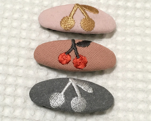 【オーダー品】フェルトで作ったパッチンピン    ハンドメイド フェルト 刺繍 №313 苺刺繍のくまちゃんパッチンピン ハンドメイド フェルト
