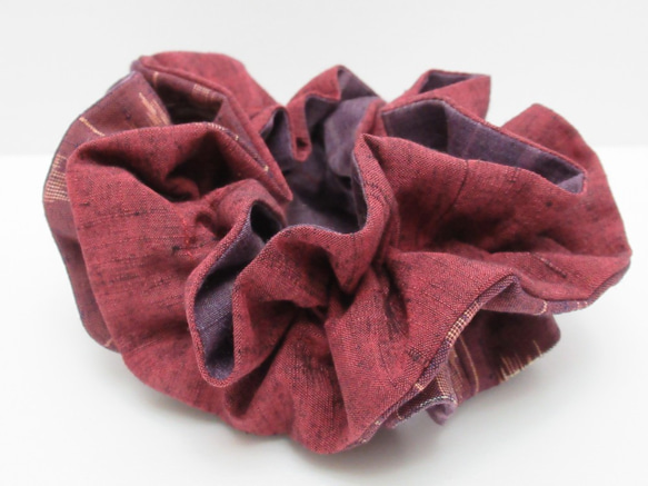 【No.1072】ゴージャスなシュシュ　紬・絹・和柄・紫色系@3枚の紫系紬で縫い上げました。⭐クリックポスト送料無料⭐ 2枚目の画像