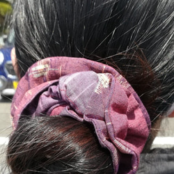 【No.1072】ゴージャスなシュシュ　紬・絹・和柄・紫色系@3枚の紫系紬で縫い上げました。⭐クリックポスト送料無料⭐ 6枚目の画像