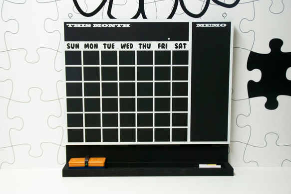 インテリア【黒板カレンダー】［チョーク 黒板消し付き］素材:黒板 木 1枚目の画像