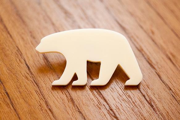 アクリルブローチ【白熊　ivory】 1枚目の画像