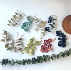 eucalyptus ユーカリの耳飾り(水色×ホワイト) レザーアクセサリー 2枚目の画像