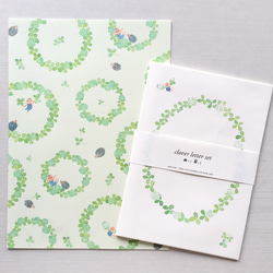 白×グリーンが爽やかな レターセット  〈クローバーの花輪とハリネズミちゃんと〉 1枚目の画像