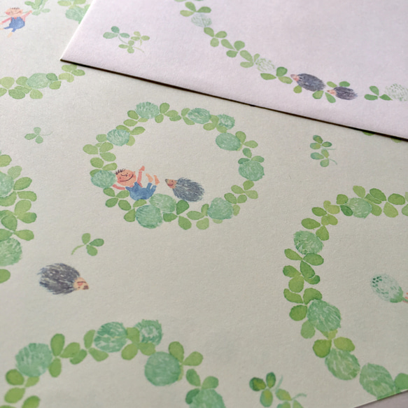 白×グリーンが爽やかな レターセット  〈クローバーの花輪とハリネズミちゃんと〉 2枚目の画像