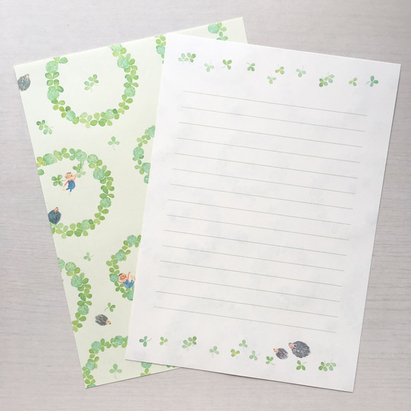 白×グリーンが爽やかな レターセット  〈クローバーの花輪とハリネズミちゃんと〉 3枚目の画像