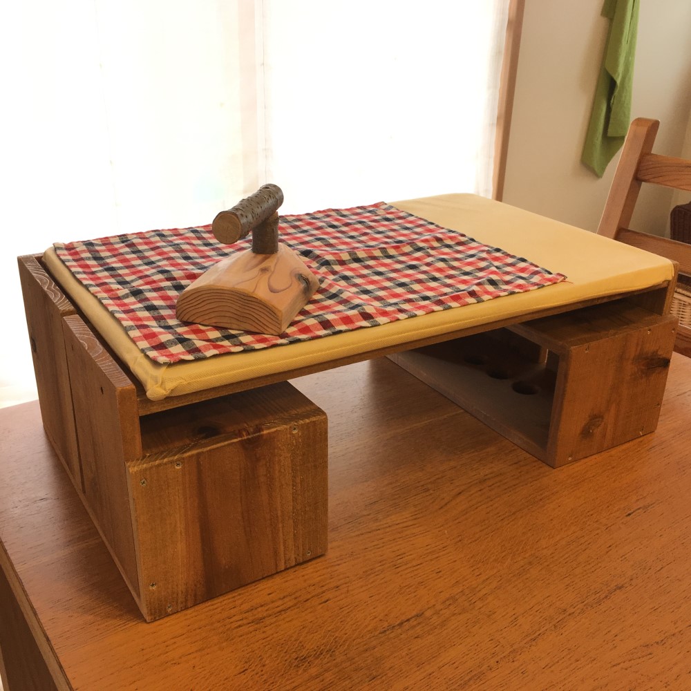 素朴なアイロン収納箱（台）