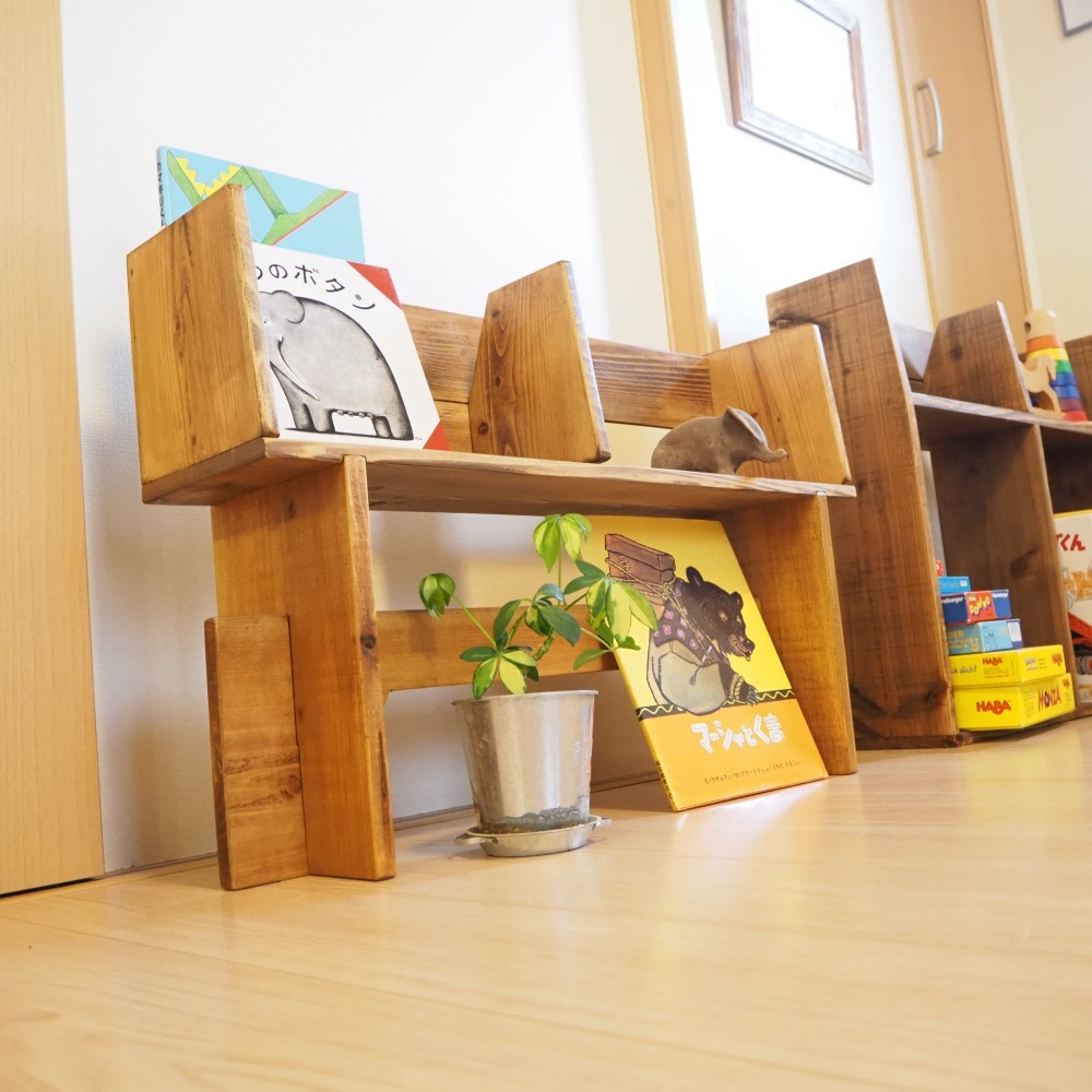 組立てる脚付きブックラック