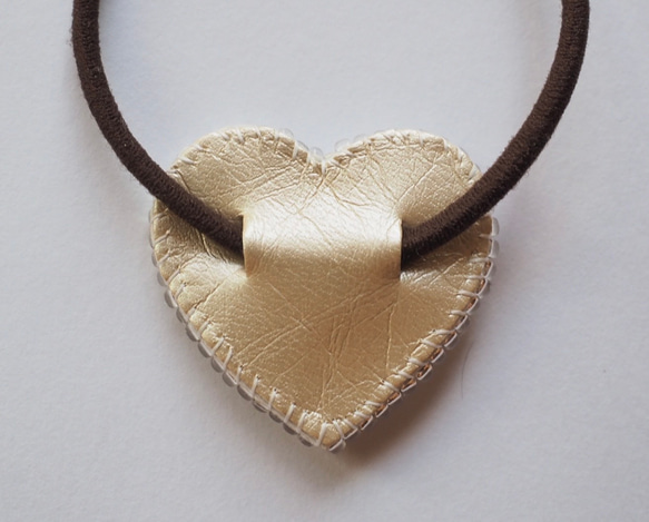 大人可愛い♡ ハート型　ビーズ刺繍　ヘアゴム　 親子でお揃い♪リンクコーデ　大小2個セット　スワロフスキーパール使用⭐︎ 5枚目の画像