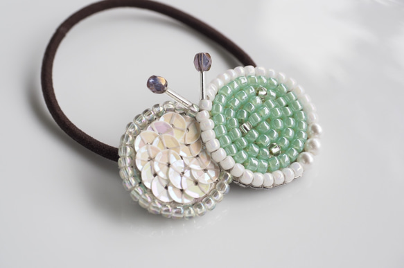 ビーズ刺繍✨　ちょうちょのヘアゴム (ミントグリーン) まんまる　北欧 1枚目の画像