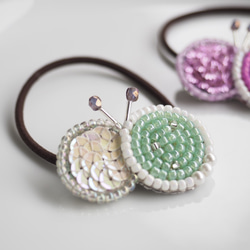 ビーズ刺繍✨　ちょうちょのヘアゴム (ミントグリーン) まんまる　北欧 2枚目の画像