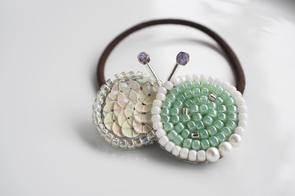 ビーズ刺繍✨　ちょうちょのヘアゴム (ミントグリーン) まんまる　北欧 5枚目の画像