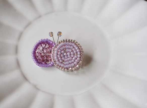 ちょうちょのブローチ✨ビーズ刺繍　ほっこり北欧(ラベンダー) 1枚目の画像