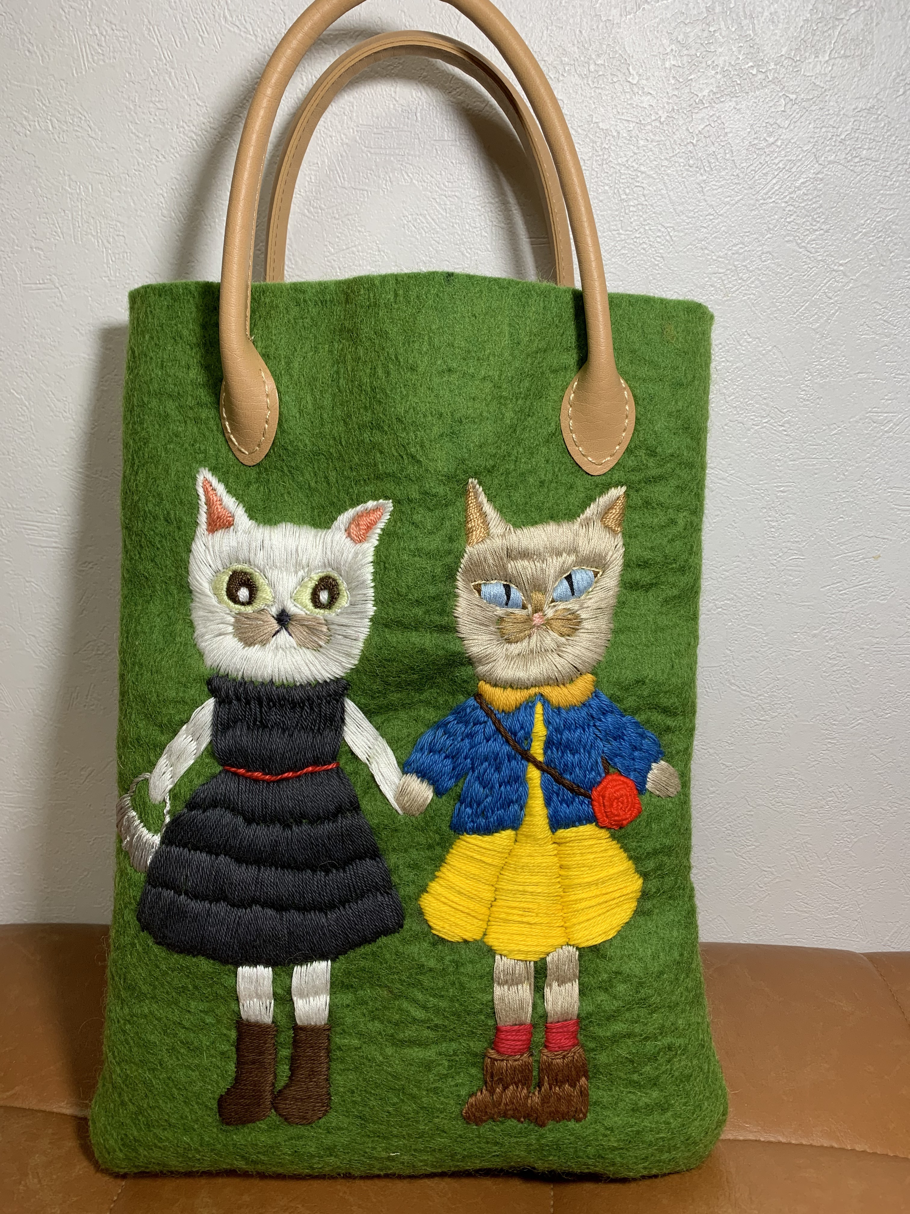 風船とマフラー猫さんのお散歩　羊毛フェルト生地のバッグ 風船とマフラー猫さんのお散歩 羊毛フェルト生地のバッグ