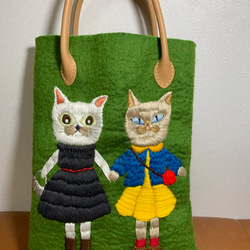 シャム猫さんとお花畑 羊毛フェルト生地のバッグ ハンドバッグ はな