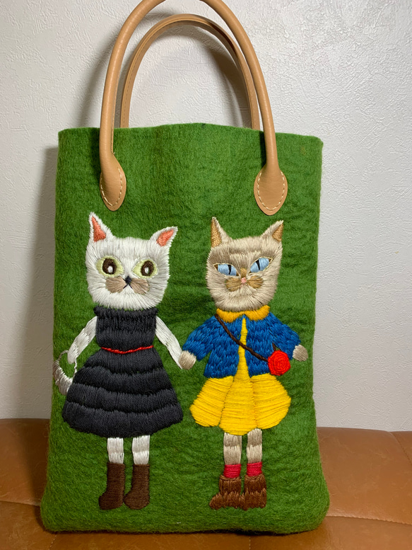 ナナ　猫と私　絵本のような羊毛フェルト生地のバッグ Amazon.co.jp: 猫さんとお花畑刺繍 羊毛フェルト生地のバッグ